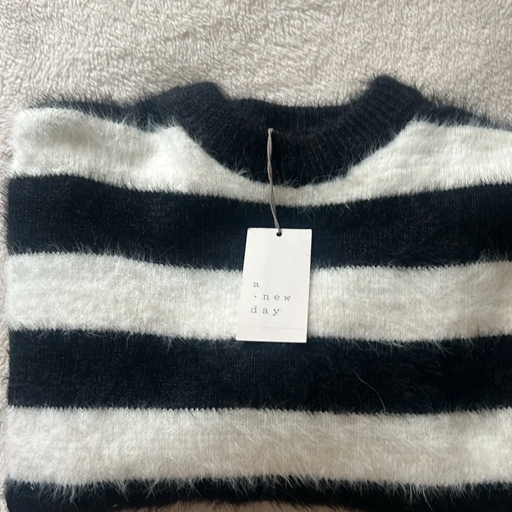 Woman’s Sweater - Picture 3 of 3